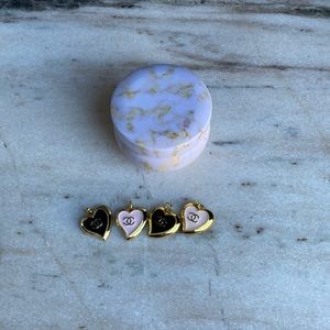 SET OF 4 VINTAGE NECKLACE CHARMS 2 BLACK 2 PINK COMES WITH TIN